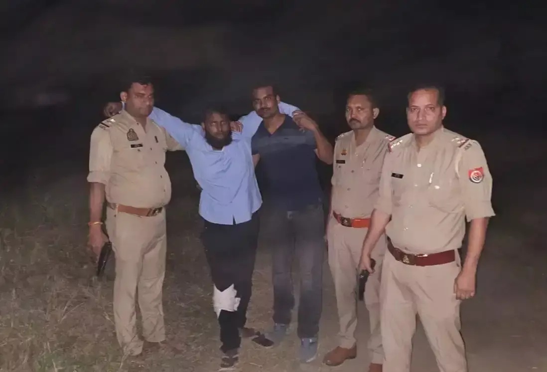पुलिस मुठभेड़ में इनामी बदमाश गिरफ्तार, पैर में लगी गोली