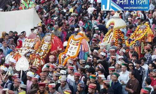 कुल्लू दशहरा में देवताओं का महासंगम, रावण के खिलाफ अंतिम युद्ध की परंपरा कुल्लू दशहरा में देवताओं का महासंगम, रावण के खिलाफ अंतिम युद्ध की परंपरा