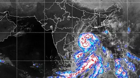 आंध्र तट पर गंभीर चक्रवात की दस्तक, हाई अलर्ट जारी