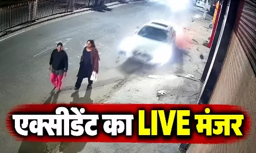 पीछे से आई बेकाबू कार ने मां-बेटी को हवा में उछाला, देखें एक्सीडेंट का वीडियो पीछे से आई बेकाबू कार ने मां-बेटी को हवा में उछाला, देखें एक्सीडेंट का वीडियो