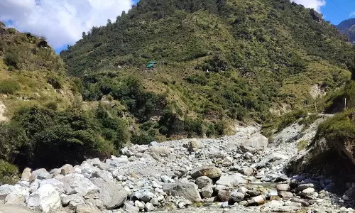 हिमाचल में पुल ढहने के 14 महीने बाद भी संकट, बंजार के तीन गांवों का संपर्क कटा