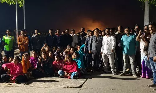 असम में सड़क जाम: हादसे के बाद सुरक्षा और सख्त नियमों की उठी मांग असम में सड़क जाम: हादसे के बाद सुरक्षा और सख्त नियमों की उठी मांग