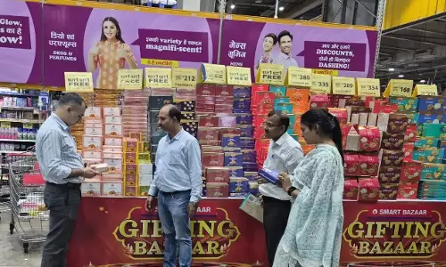 खाद्य पदार्थों पर कार्रवाई, बड़ी मात्रा में सिल्वर वर्क और काली मिर्च जब्त