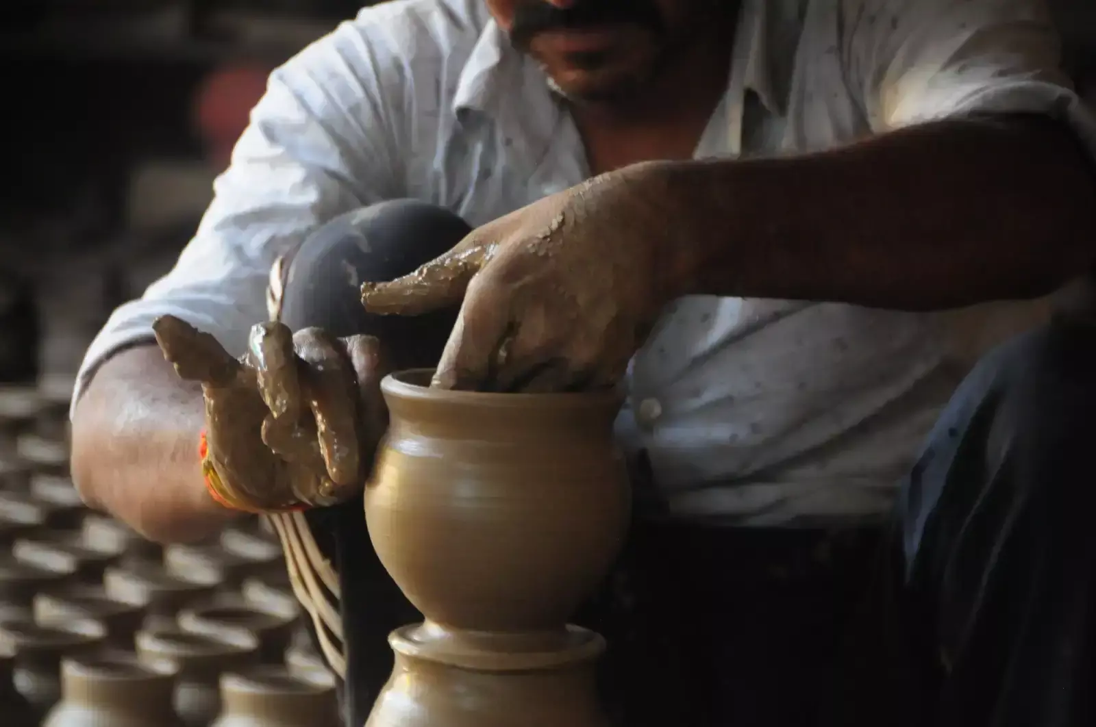 मांडणे और गोटा-पत्ती से सज रहे मिट्टी के करवे, कारीगरों की बढ़ी व्यस्तता मांडणे और गोटा-पत्ती से सज रहे मिट्टी के करवे, कारीगरों की बढ़ी व्यस्तता