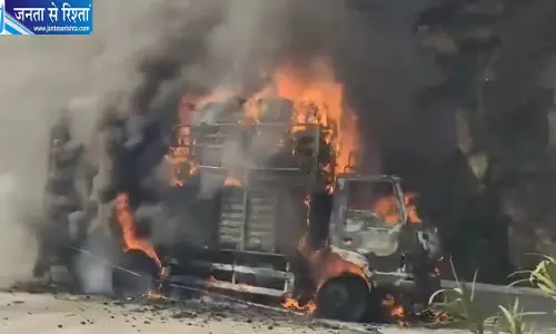 चलते ट्रक में अचानक लगी भीषण आग, कपड़ों की कतरन से भड़की लपटें, धू-धूकर जला पूरा वाहन