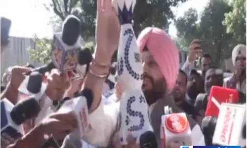 Punjab की राजनीति में बोतल पर बवाल, रवनीत बिट्टू ने भगवंत मान सरकार को घेरा