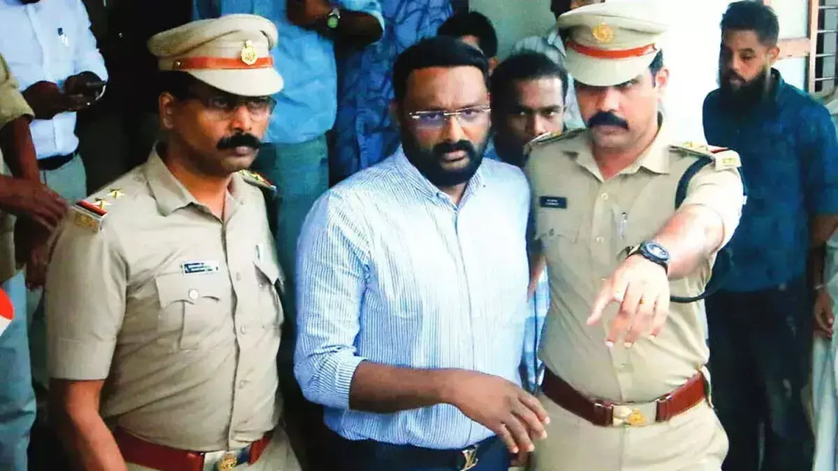 नोटिस थमाने एंटो की सास के घर पहुंची आबकारी टीम नोटिस थमाने एंटो की सास के घर पहुंची आबकारी टीम