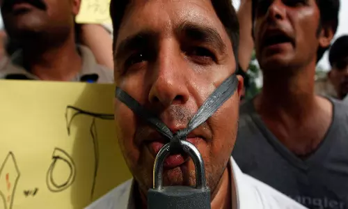 Pakistan  में प्रेस फ्रीडम पर सवाल, पत्रकारों ने सेंसरशिप के खिलाफ बनाई साझा रणनीति