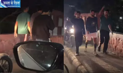 जयपुर में फुटपाथ पर बाइक सवारों को युवकों ने सिखाया सबक, वीडियो वायरल जयपुर में फुटपाथ पर बाइक सवारों को युवकों ने सिखाया सबक, वीडियो वायरल