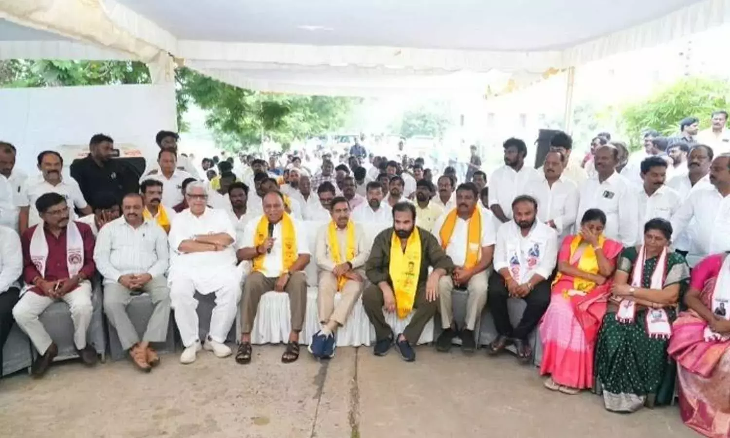 नेल्लोर में एनडीए नेता एकजुट हुए, दरार की अफवाहों को खारिज किया नेल्लोर में एनडीए नेता एकजुट हुए, दरार की अफवाहों को खारिज किया