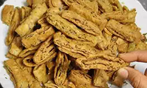 सूजी की कुरकुरी मठरी बनाने का आसान तरीका