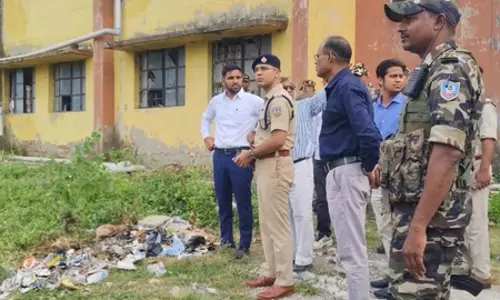 मेडिकल कॉलेज परिसर में नवजात का शव मुंह में लेकर घूमता दिखा कुत्ता, जांच का आदेश मेडिकल कॉलेज परिसर में नवजात का शव मुंह में लेकर घूमता दिखा कुत्ता, जांच का आदेश