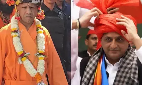 अखिलेश यादव का भगवा अवतार, यूपी में सियासी चर्चा तेज अखिलेश यादव का भगवा अवतार, यूपी में सियासी चर्चा तेज