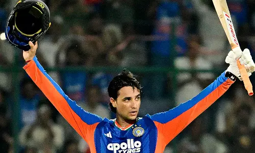 Century लगाने के बाद भी युवराज सिंह ने ली अभिषेक की चुटकी Century लगाने के बाद भी युवराज सिंह ने ली अभिषेक की चुटकी