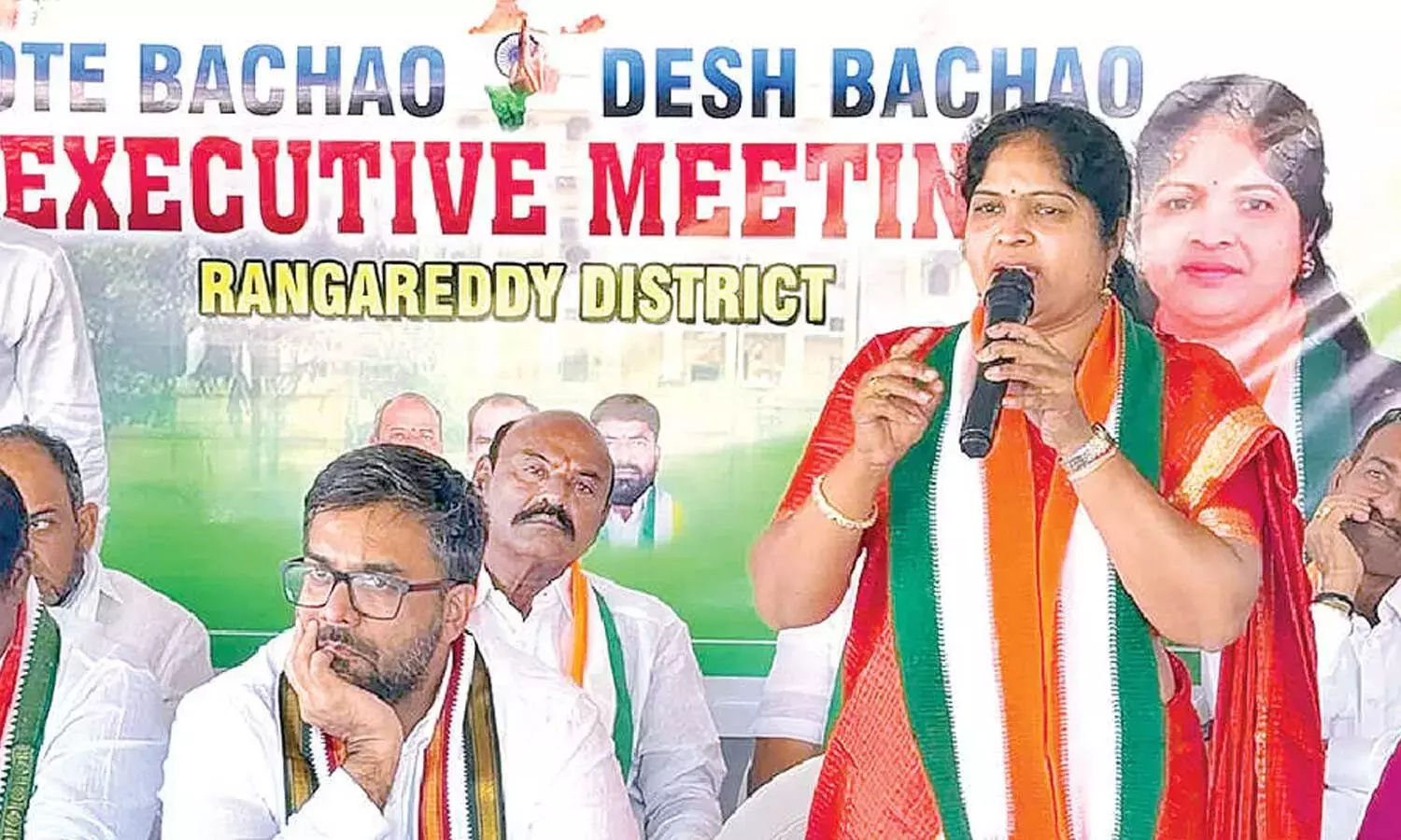 Telangana: रंगारेड्डी कांग्रेस को पहली महिला डीसीसी प्रमुख मिलीं Telangana: रंगारेड्डी कांग्रेस को पहली महिला डीसीसी प्रमुख मिलीं