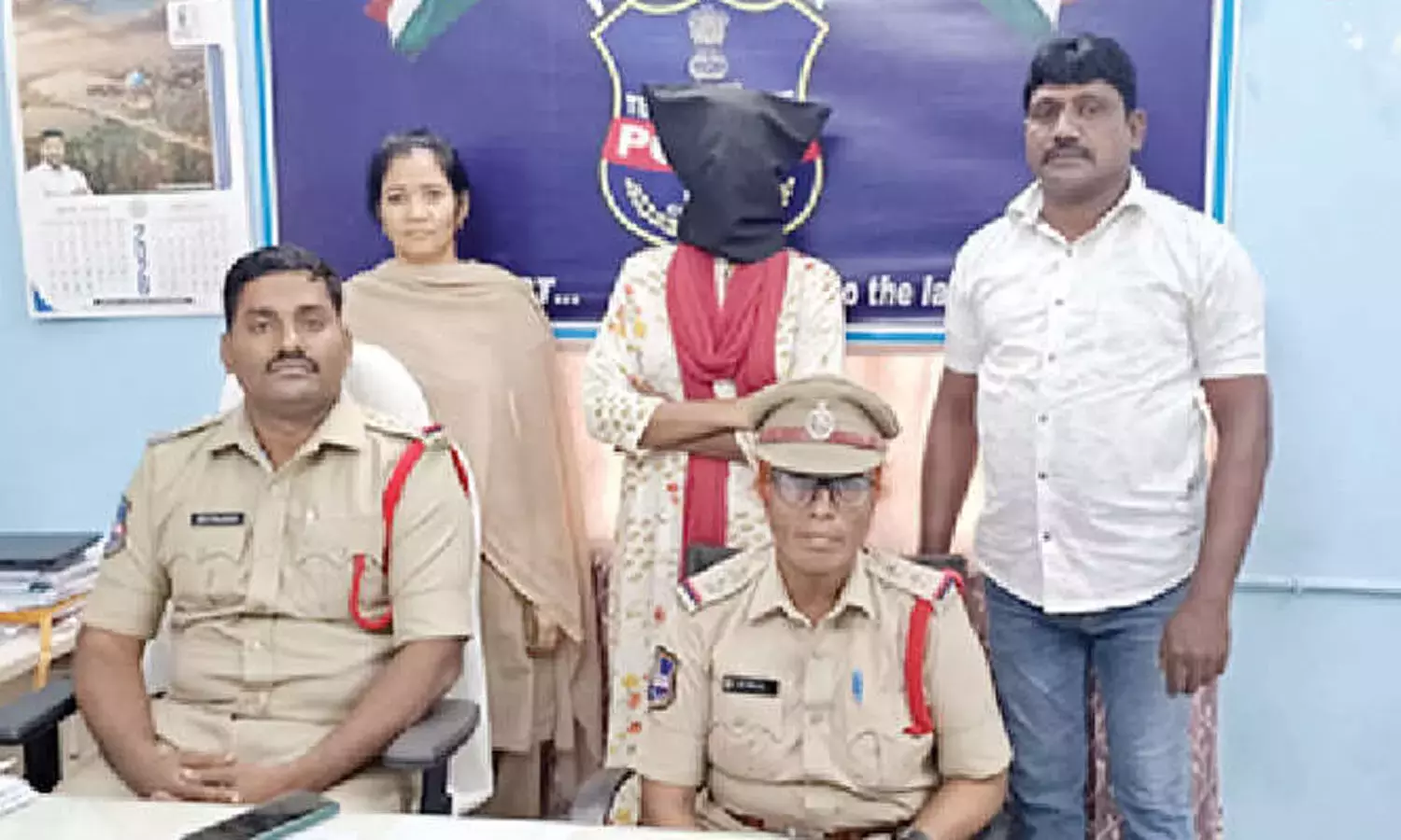 Telangana: आरटीसी कंडक्टर को चलती बस से धक्का देने के आरोप में महिला गिरफ्तार Telangana: आरटीसी कंडक्टर को चलती बस से धक्का देने के आरोप में महिला गिरफ्तार