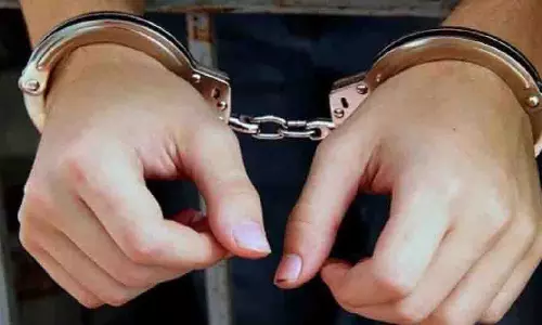 दोस्त ने गर्दन में कसी रस्सी, 7 साल के बच्चे की मौत, शव छिपाने के आरोप में पड़ोसन गिरफ्तार दोस्त ने गर्दन में कसी रस्सी, 7 साल के बच्चे की मौत, शव छिपाने के आरोप में पड़ोसन गिरफ्तार