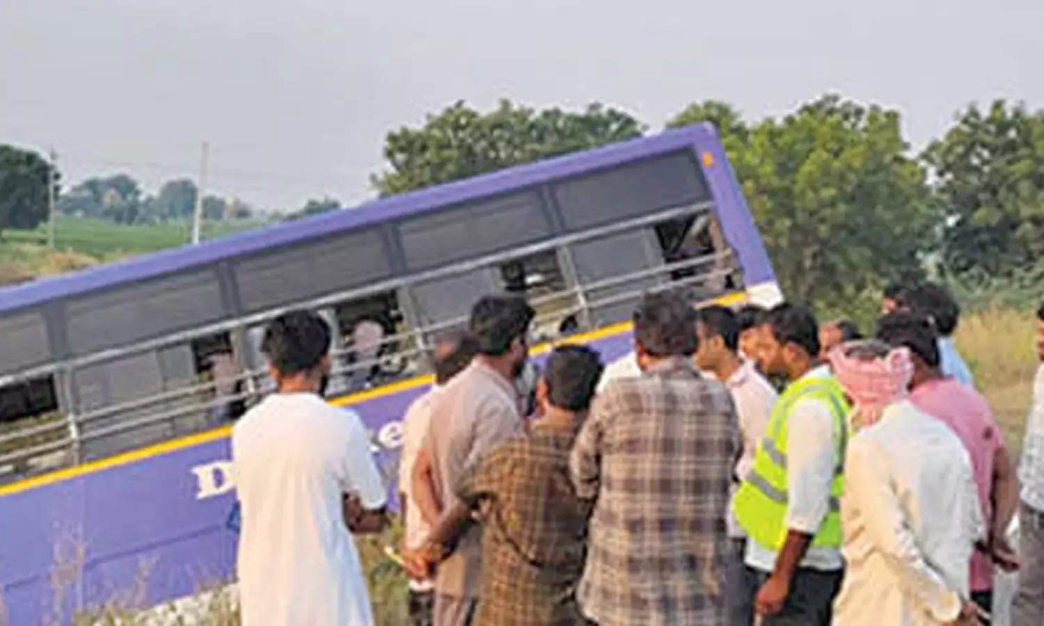 Telangana: आरटीसी बस के राजमार्ग से नीचे उतर जाने से दो घायल हो गए Telangana: आरटीसी बस के राजमार्ग से नीचे उतर जाने से दो घायल हो गए