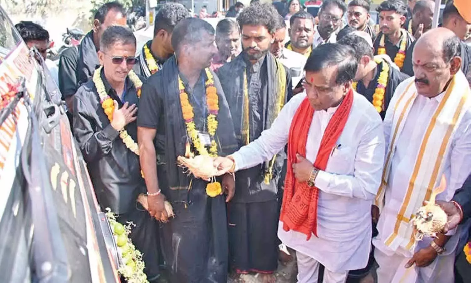Telangana: अय्यप्पा भक्त सबरीमाला की पवित्र यात्रा पर निकल पड़े हैं Telangana: अय्यप्पा भक्त सबरीमाला की पवित्र यात्रा पर निकल पड़े हैं