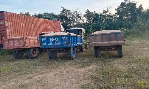 अवैध रेत और चूनापत्थर परिवहन पर बड़ी कार्रवाई, 2 हाइवा समेत 5 वाहन जब्त