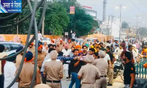 शव रखकर प्रदर्शन, मानसा में प्रदर्शनकारियों पर लाठीचार्ज शव रखकर प्रदर्शन, मानसा में प्रदर्शनकारियों पर लाठीचार्ज