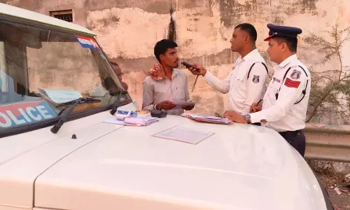शराब पीकर गाड़ी चलाना पड़ा महंगा, दो चालकों पर 25 हजार का जुर्माना शराब पीकर गाड़ी चलाना पड़ा महंगा, दो चालकों पर 25 हजार का जुर्माना