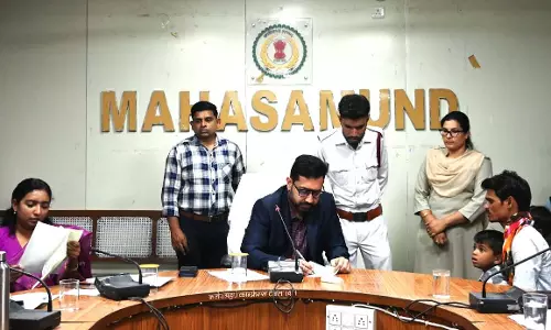 कलेक्टर ने अधिकारियों को आवेदन के त्वरित निराकरण के दिए निर्देश कलेक्टर ने अधिकारियों को आवेदन के त्वरित निराकरण के दिए निर्देश