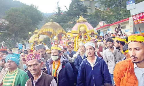 देवरथ पर सवार होकर निकले भगवान नरसिंह