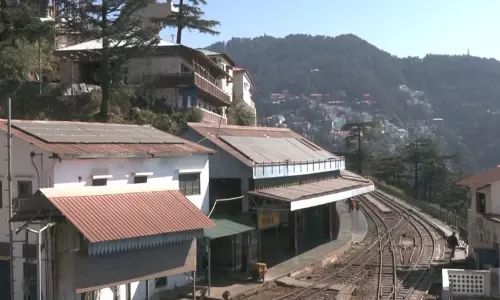 Shimla में टॉय ट्रेन सेवा ठप, पर्यटन कारोबारियों में नाराजगी Shimla में टॉय ट्रेन सेवा ठप, पर्यटन कारोबारियों में नाराजगी