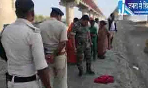 बलिया में चमत्कार, 50 फीट नीचे गिरकर भी जिंदा मिली नवजात बलिया में चमत्कार, 50 फीट नीचे गिरकर भी जिंदा मिली नवजात
