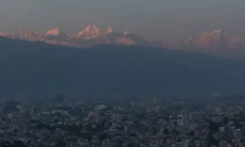 नेपाल में बर्फबारी से बदला मौसम का मिजाज.... नेपाल में बर्फबारी से बदला मौसम का मिजाज....