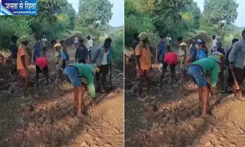 खुद लिखी अपनी किस्मत, ग्रामीणों ने पहाड़ काटकर बनाई 4 KM सड़क खुद लिखी अपनी किस्मत, ग्रामीणों ने पहाड़ काटकर बनाई 4 KM सड़क