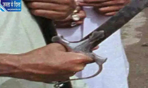 श्रीराम की रील देख रही पत्नी पर पति ने किया तलवार से हमला श्रीराम की रील देख रही पत्नी पर पति ने किया तलवार से हमला
