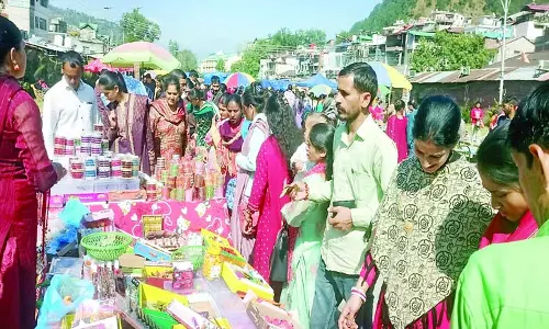 करवाचौथ की रौनक, बाजारों में उमड़ी महिलाओं की भीड़