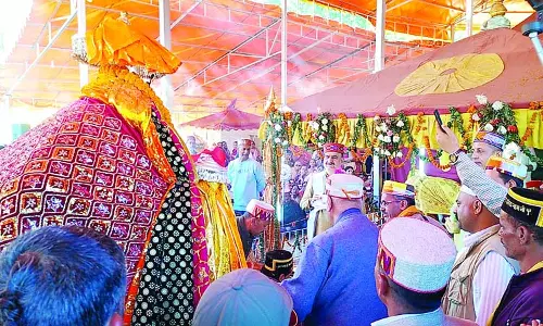300 देवी-देवता पहुंचे रघुनाथ के दरबार, नवाया शीश