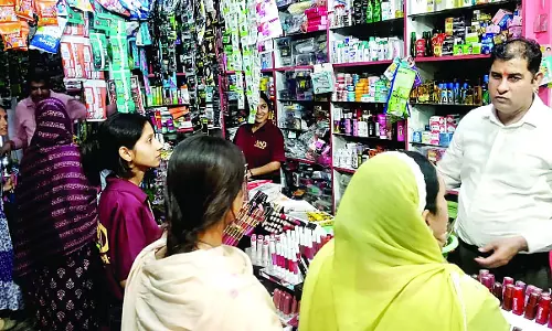 चूल्हा-चौका छोड़ खरीददारी को पहुंचीं सुहागिनें चूल्हा-चौका छोड़ खरीददारी को पहुंचीं सुहागिनें