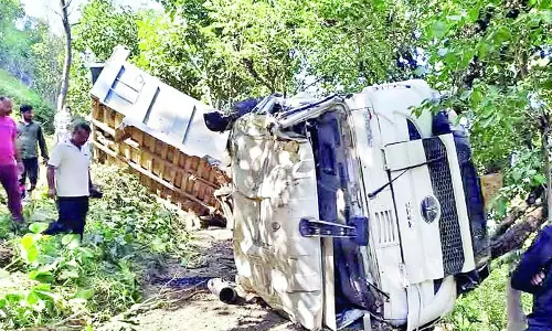 हवाणी के पास एनएच की निर्माण सामग्री लेते वक्तहुआ हादसा हवाणी के पास एनएच की निर्माण सामग्री लेते वक्तहुआ हादसा