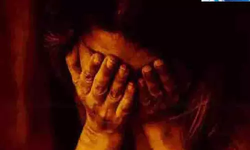 मां ने प्रेमी से कराई बेटी के साथ दरिंदगी, नाबालिग ने सुनाई आपबीती मां ने प्रेमी से कराई बेटी के साथ दरिंदगी, नाबालिग ने सुनाई आपबीती