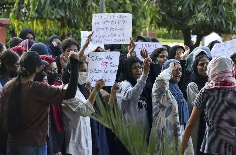 जामिया में छात्रों का प्रदर्शन जारी, पूर्व छात्रों का मिला समर्थन जामिया में छात्रों का प्रदर्शन जारी, पूर्व छात्रों का मिला समर्थन