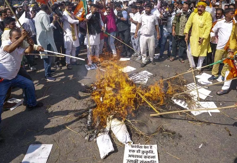 खड़गे के आवास के पास BJP का प्रदर्शन, माफी की मांग खड़गे के आवास के पास BJP का प्रदर्शन, माफी की मांग