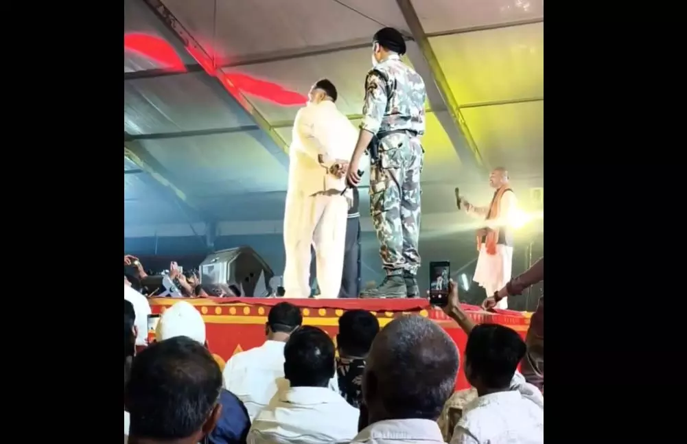 मंच पर जवान को धक्का देते दिखे MP पप्पू यादव, VIDEO देखकर पूर्व DGP का चढ़ा पारा मंच पर जवान को धक्का देते दिखे MP पप्पू यादव, VIDEO देखकर पूर्व DGP का चढ़ा पारा