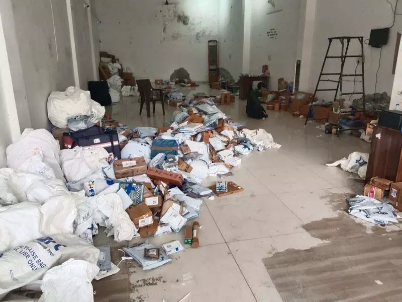 4.5 करोड़ की गोदाम डकैती में फ्लिपकार्ट के 3 कर्मचारी गिरफ्तार 4.5 करोड़ की गोदाम डकैती में फ्लिपकार्ट के 3 कर्मचारी गिरफ्तार