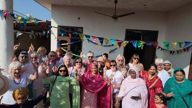 अटारी में फुलकारी कार्यशाला, विदेशी मेहमानों ने देखी पंजाबी विरासत अटारी में फुलकारी कार्यशाला, विदेशी मेहमानों ने देखी पंजाबी विरासत