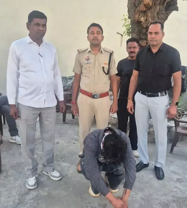 डोडा पोस्त और हेरोइन के साथ पांच आरोपी गिरफ्तार डोडा पोस्त और हेरोइन के साथ पांच आरोपी गिरफ्तार