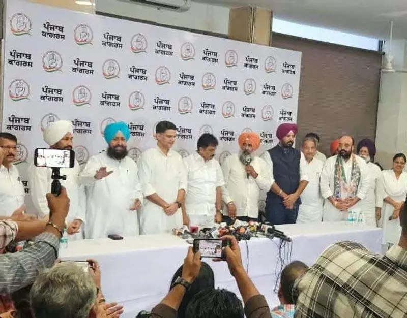 पंजाब की राजनीति में हलचल, दो कट्टर विरोधियों ने बदली पार्टियां पंजाब की राजनीति में हलचल, दो कट्टर विरोधियों ने बदली पार्टियां