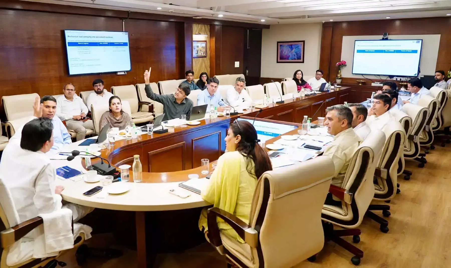शहर की सफाई व्यवस्था मजबूत करने को 875 वाहन लगाएगा निगम शहर की सफाई व्यवस्था मजबूत करने को 875 वाहन लगाएगा निगम