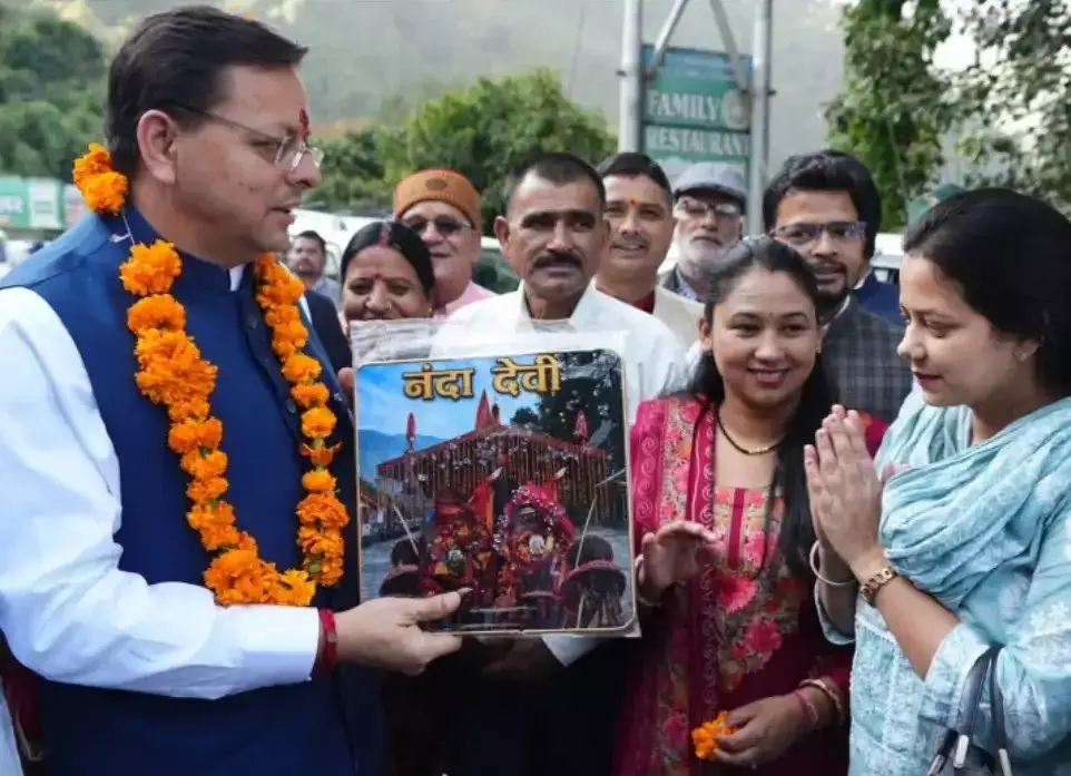 गैरसैंण जाते समय मुख्यमंत्री का कई स्थानों पर स्वागत गैरसैंण जाते समय मुख्यमंत्री का कई स्थानों पर स्वागत