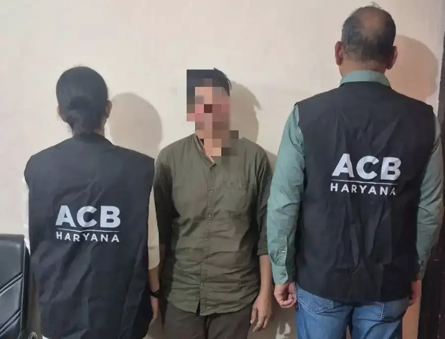 रिश्वतखोरी में फंसी महिला एएसआई, रंगे हाथ पकड़ी गई रिश्वतखोरी में फंसी महिला एएसआई, रंगे हाथ पकड़ी गई