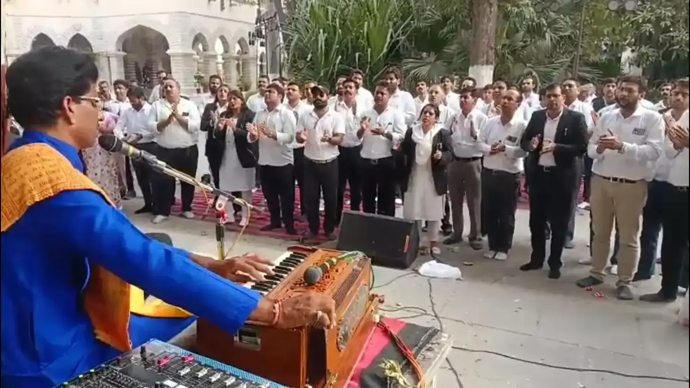 सवीना सीआई के खिलाफ वकीलों का धरना, सुंदरकांड पाठ से जताया विरोध सवीना सीआई के खिलाफ वकीलों का धरना, सुंदरकांड पाठ से जताया विरोध