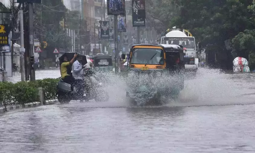 Andhra: श्रीकाकुलम जिले के कुछ हिस्सों में भारी बारिश, तेज़ हवाएँ Andhra: श्रीकाकुलम जिले के कुछ हिस्सों में भारी बारिश, तेज़ हवाएँ